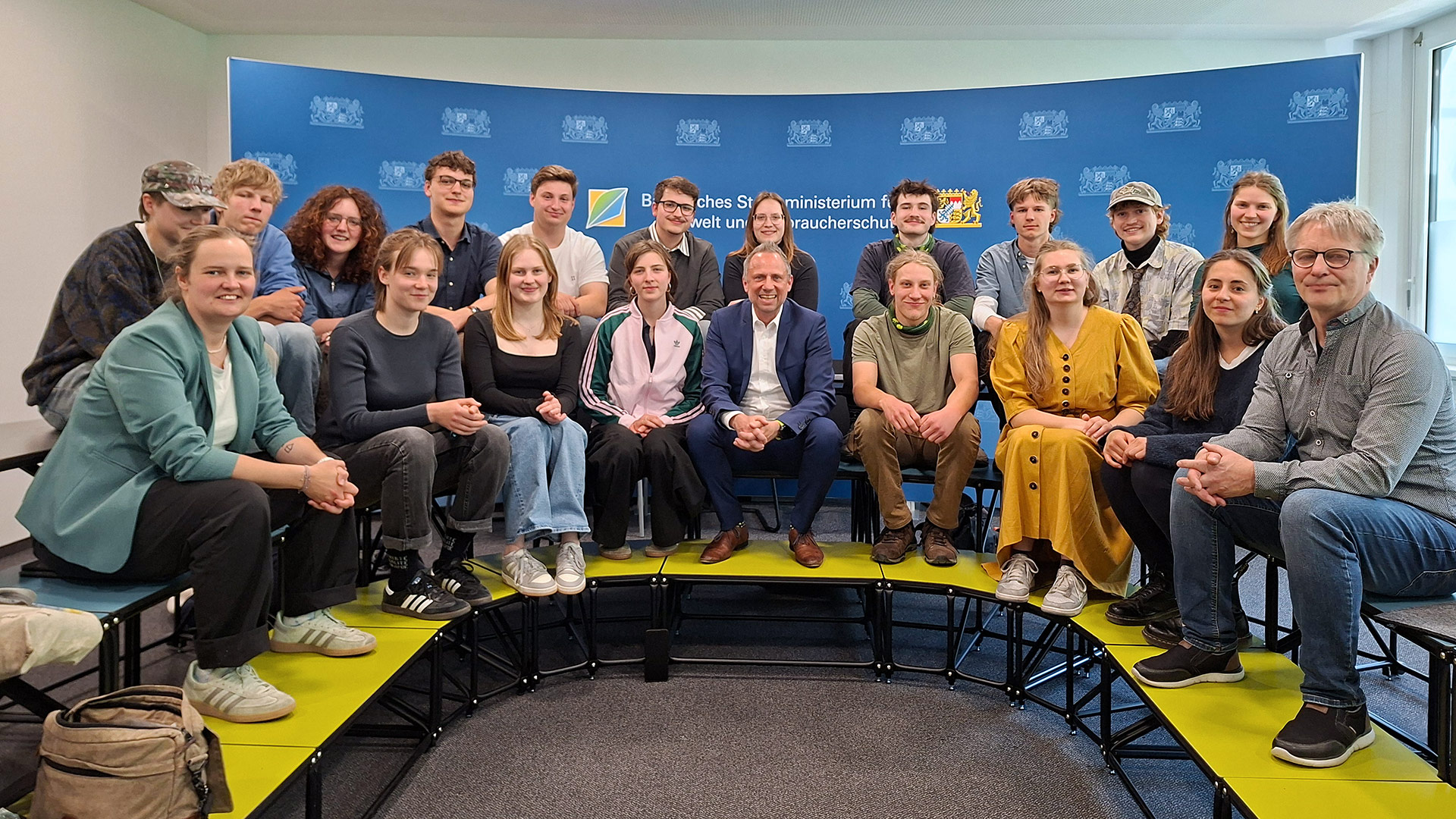 Gruppenbild mit Staatsminister Glauber und den FÖJ-Sprecherinnen und -Sprechern