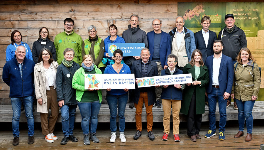 Gruppenbild mit Minister Glauber zur Vorstellung des neuen Erscheinungsbilds des Qualitätsnetzwerk